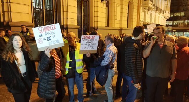 Concentración de la plantilla de Schindler en la plaza España de Zaragoza. Foto: Pablo Ibáñez (AraInfo)