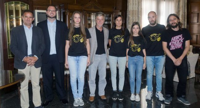 Santisteve e Hijar con las jugadoras del School Zaragoza.