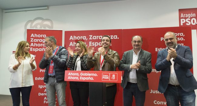 Lambán, Sumelzo, Villagrasa y el resto de candidatos y candidatas celebrando los resultados del PSOE el 10N. Foto: Pablo Ibáñez (AraInfo)