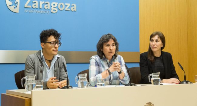 La consejera de Derechos Sociales, Luisa Broto,junto a la fotoperiodista Ana palacios y al ganador del concurso 'Acercando Orillas', Ibrahim Bachir. Foto: Daniel Marcos