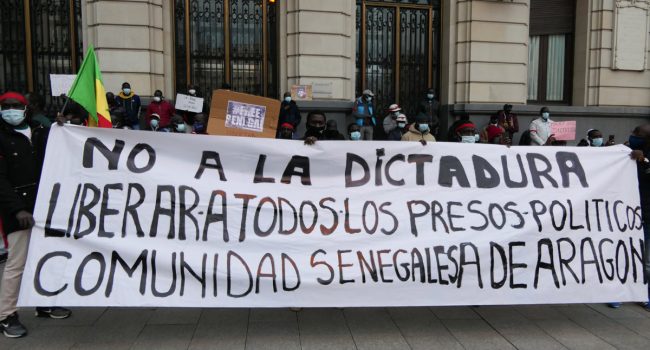 Pancarta en la protesta de Zaragoza de la comunidad senegalesa. Foto: Luis Antonio Sin Buil