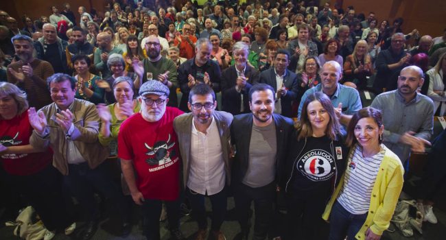 Álvaro Sanz, Elena Tomás, Alberto Garzón, Vicente Guerrero y María Millán, junto al resto de simpatizantes que asistieron al acto de Zaragoza del partido político | Foto: IU Aragón