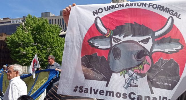 Multitudinaria respuesta en Zaragoza a la convocatoria de la "Serpiente Roya" de la PDMA en defensa de la Canal Roya del pasado 23 de abril | Foto: @CGTARAGON