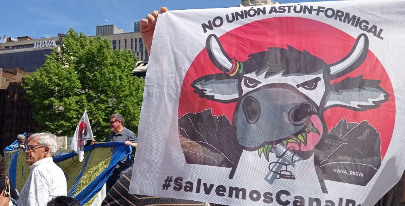 Multitudinaria respuesta en Zaragoza a la convocatoria de la "Serpiente Roya" de la PDMA en defensa de la Canal Roya del pasado 23 de abril | Foto: @CGTARAGON