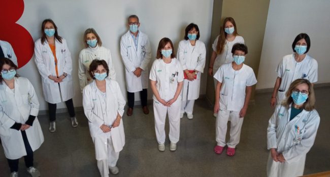 Genetistas, oncólogos, fermacéuticos y técnicos de laboratorio trabajan para personalizar el tratamiento contra el cáncer. Foto: DGA