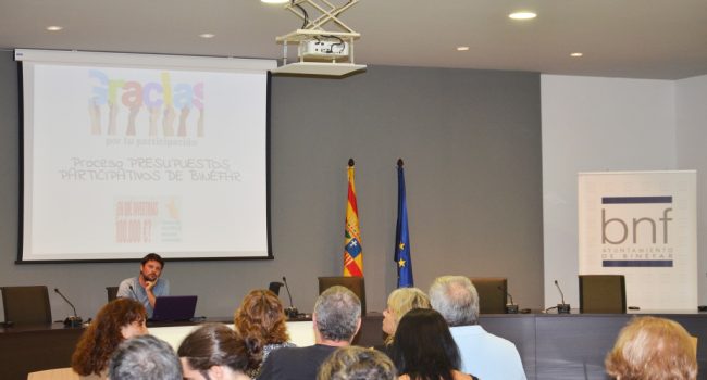 Daniel Isábal en la sesión de retorno sobre presupuestos participativos.