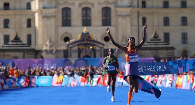 Sifan Hassan celebra su victoria en el maratón de París | Foto: @WorldAthletics