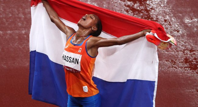 Sifan Hassan celebrando el  oro en los 5.000, el primero de los tres que busca en Tokio 2020. Foto: @WorldAthletics