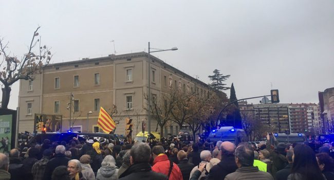 Cientos de personas protestan pacíficamente contra el traslado de los bienes de Sijena. Foto: @CDRsLleida