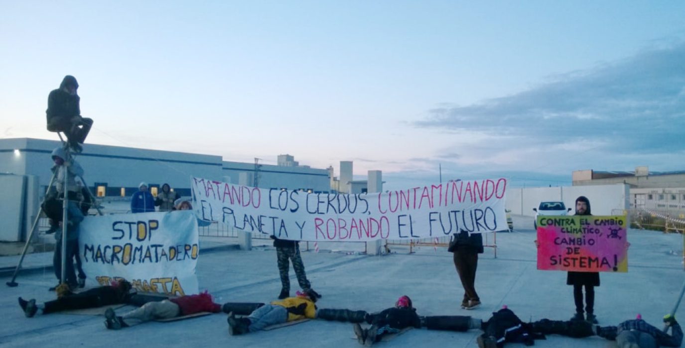 Una de las acciones ante las puertas del matadero de Binefar, todavía sin inaugurar.