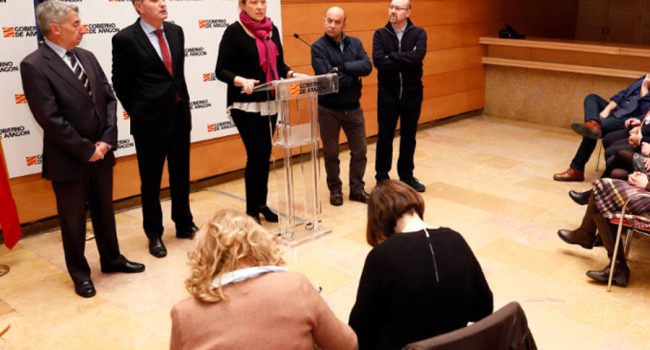 Marta Gastón presentando la iniciativa junto a agentes sociales.