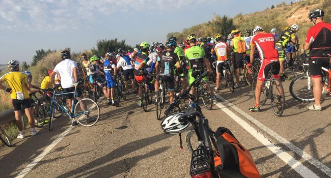 Durante la marcha se depositaron flores en el punto exacto donde sucedió el atropello. Foto: Pedalea.