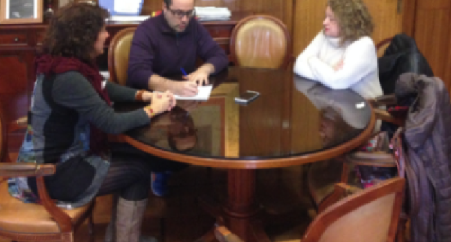 Alberto Cubero y las representantes de los 10 antifascistas
