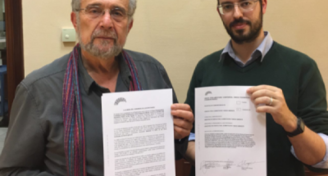 Foto: Pedro Arrojo (Podemos Aragón) y Jorge Luis Bail (Alto Aragón en Común), con las iniciativas presentadas.