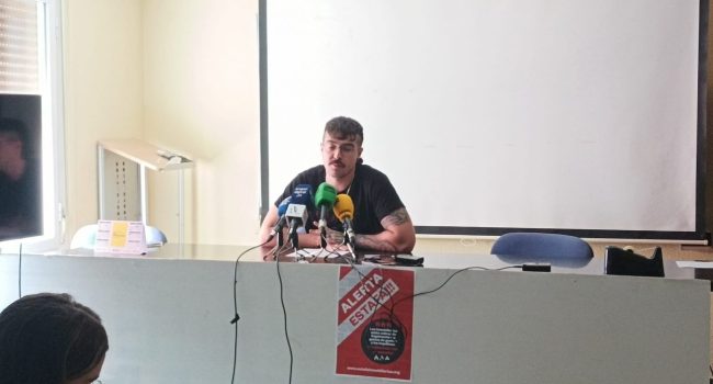Javier Vadillo, portavoz del Sindicato de Inquilinas de Zaragoza durante la presentación de la campaña | Foto: @InquilinasZ