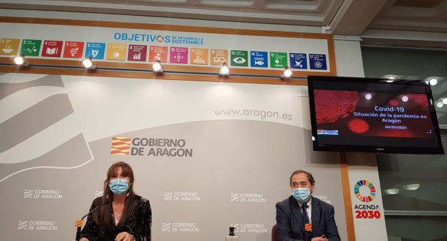 La consejera de Sanidad, Sira Repollés, y el gerente del SALUD, José María Arnal, en la rueda de prensa. Foto: DGA