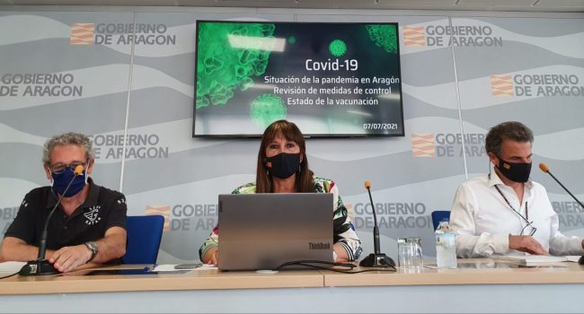 La consejera de Sanidad, Sira Repollés, el director general de Salud Pública, Francisco Javier Falo, y el director general de Asistencia Sanitaria, José María Abad, comparecen para informar sobre los datos de evolución de la pandemia de COVID-19 y de la campaña de vacunación. Foto: DGA