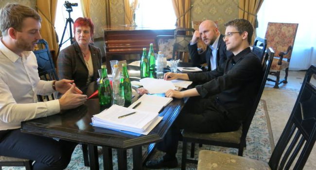 Snowden y los parlamentarios suecos en su encuentro en Moscú. Foto: Fundación Right Livelihood Award