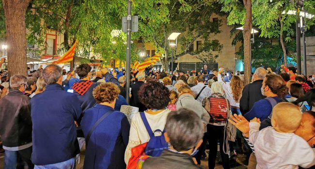 Cientos de personas cantan el 'Somos' para cerrar los Pilares 2021. Foto: @chtricas (AraInfo)