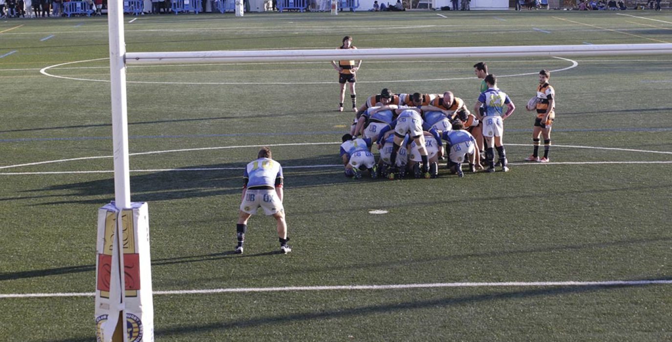 jugadores rugby en el campo jugando