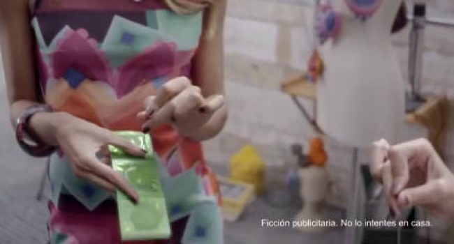 Imagen del Spot de Desigual “Alfiler”, ganador del Premio Sombra del Público, con el 38,69% de los votos, en la categoría Florero.
