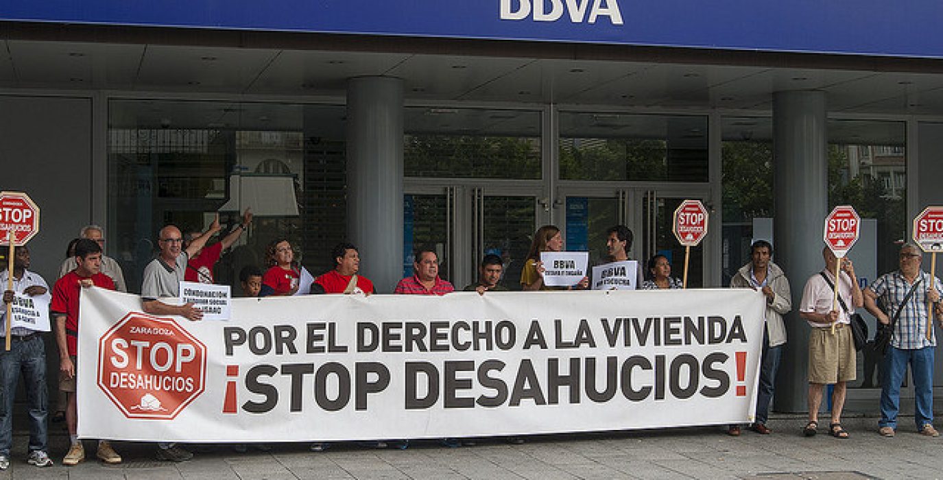 Imagen de una concentración frente a la sede del BBVA. Foto: Diego Díaz (AraInfo)