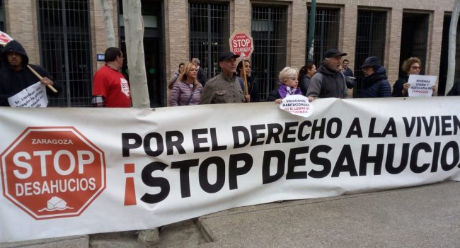 La Plataforma se ha concentrado este viernes frente a la sede del Gobierno de Aragón. Foto: @DesahuciadxsZGZ