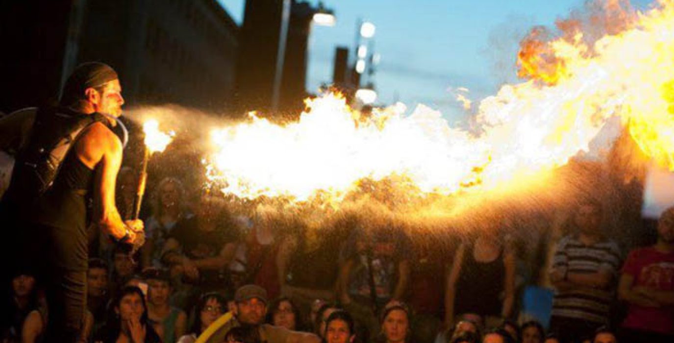 Además de recuperar las calles como espacio de encuentro a través del teatro, se profundizará en la participación y cooperación en el ámbito de la cultura mediante charlas con ponentes como Carlos Taibo. Foto: Street Scena ZGZ