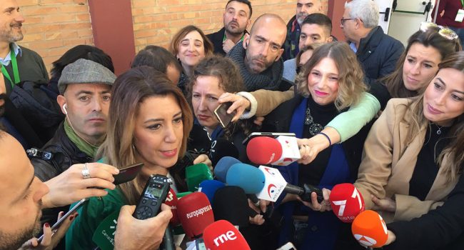 Susana Díaz atiende a los medios después de votar. Foto: PSOE