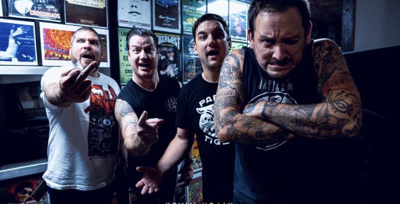 cuatro músicos de rock posando para el concierto de Zaragoza