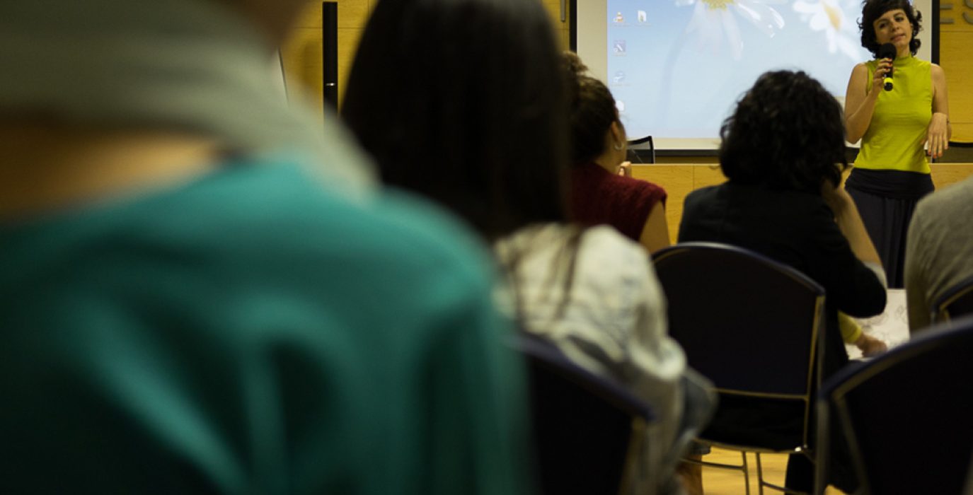 Alicia Murillo durante una conferencia en Balbastro en el ciclo Terapia Colectiva.
