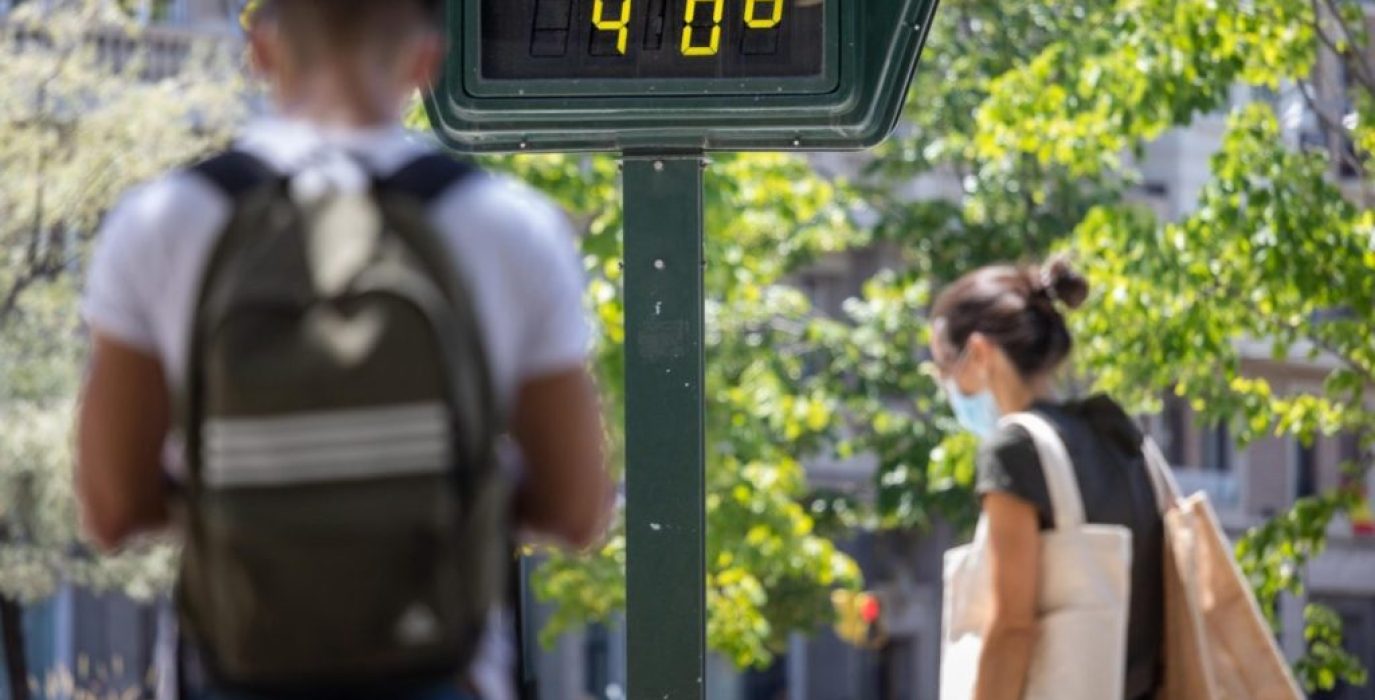 ola de calor, termómetro en la calle marca temperaturas de 40 grados en la ola de calor de zaragoza