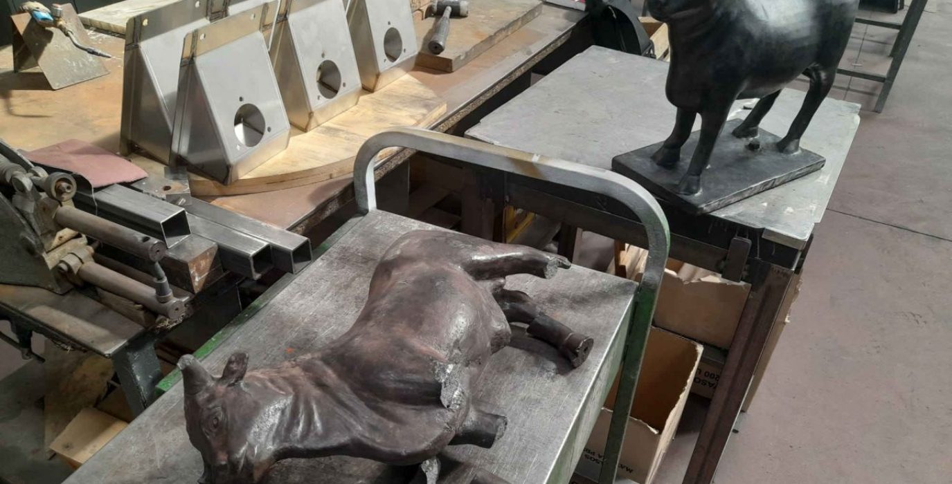 El Torico con la réplica en 3D, que estaba en el Museo de la Vaquilla, y que se ha trasladado a Zaragoza para facilitar las labores de restauración