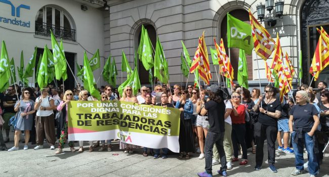 Concentración en Zaragoza de las trabajadoras de residencias | Foto: OSTA
