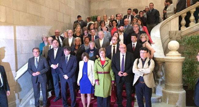 Forcadell y Simó respaldadas por Puigdemont y representantes del Govern de Catalunya en la puerta del TSJC. Foto: @govern