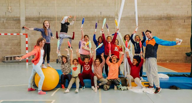 Taller de circo en Ayerbe del proyecto MIGAP.