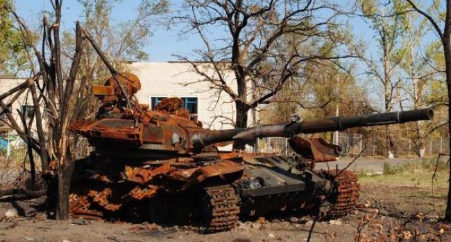 Tanque abatido durante la batalla de Novosvetlovka, en octubre. Foto: Eloy Fontán