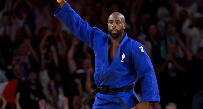 Teddy Riner celebra puño en alto su tercer oro olímpico individual | Foto: @Olympics