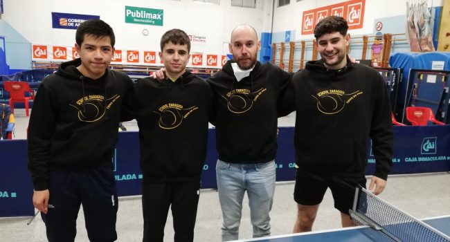 Los jugadores de School Global Spedition con su entrenador Ricardo Pérez