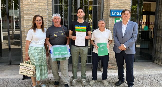 Teruel Existe presenta 3.000 firmas solicitando recuperar las frecuencias” del autobús de Alcorisa a Zaragoza Pilar Buj, Antonio Donoso, Gerargo Villarroya, Javier Ciprés y tomás Guitarte