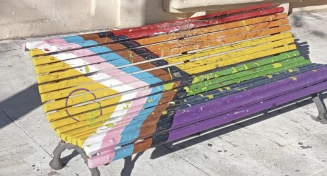 El banco con los colores de la bandera LGTBIQ+ antes de ser vandalizado | Foto: CHA