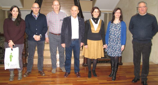 En la imagen, la alcaldesa Emma Buj, junto al presidente de AECC Teruel y entidades colaboradoras.
