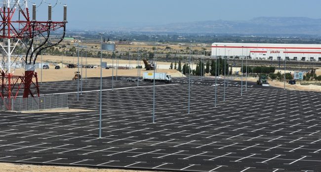 Ampliación de PlaZa sobre áreas de matorral y campos de cultivo junto a la autovía de Madrid en junio de 2021. La expansión industrial es uno de los principales factores devoradores de suelo. Con la pavimentación y urbanización, además de la pérdida de biodiversidad, se alteran el clima local, la infiltración del agua de lluvia y el régimen de escorrentías | Foto: José Antonio Domínguez.