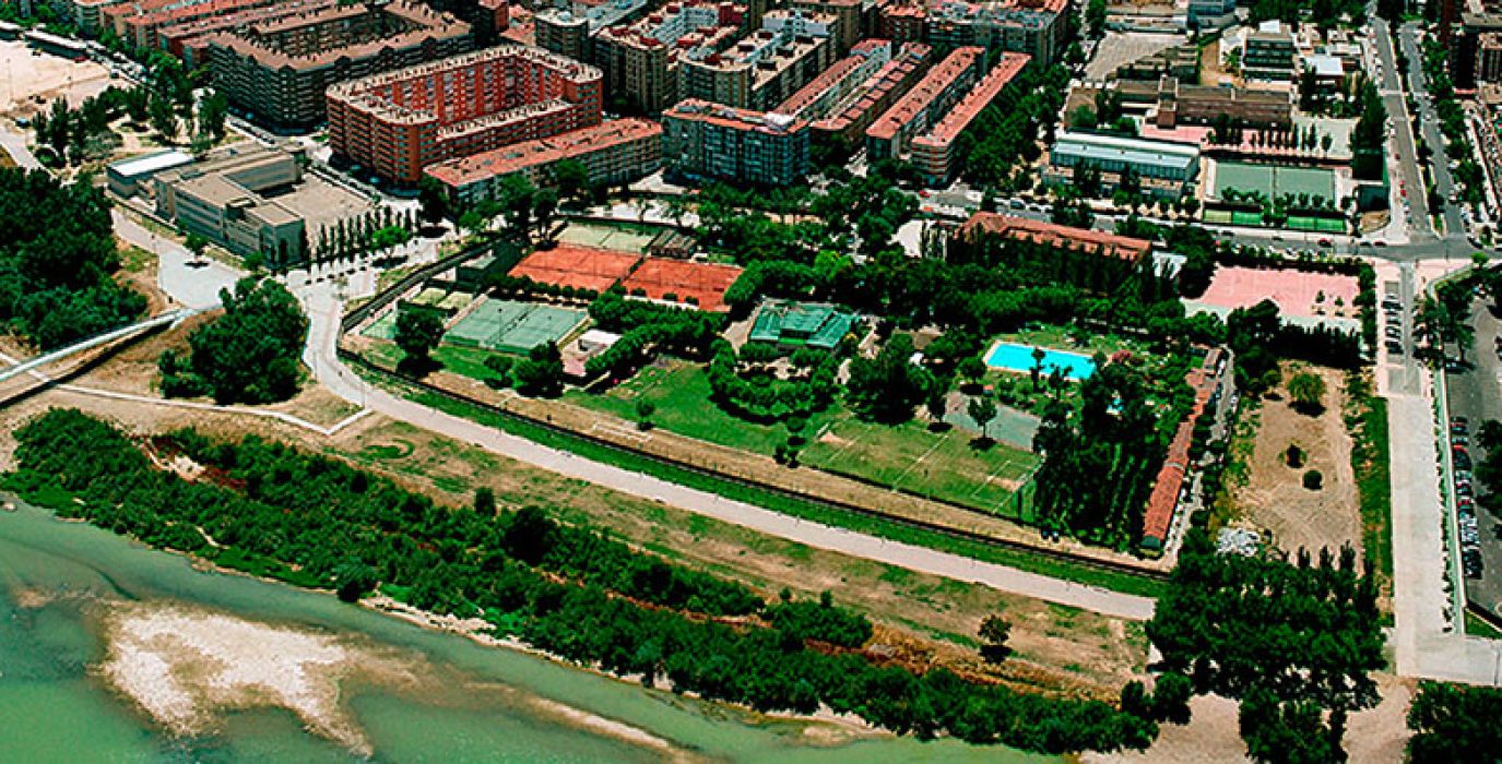 Al sur de las instalaciones del Tiro Pichón, entre la avenida de l'Almozara, la avenida Puerta Sancho y el vial que lleva a la Pasarela del Voluntariado, se encuentran los suelos cuya reversión a la entidad deportiva rechazó el Ayuntamiento de Zaragoza en 1975 y sobre los que estaba previsto ubicar una zona verde que brilla por su ausencia. | Foto: tirodepichon.es