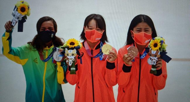 De izquierda a derecha: Rayssa Leal (13 años), plata; Momiji Nishiya (13 años), oro; y Funa Nakayama (16 años), bronce.
