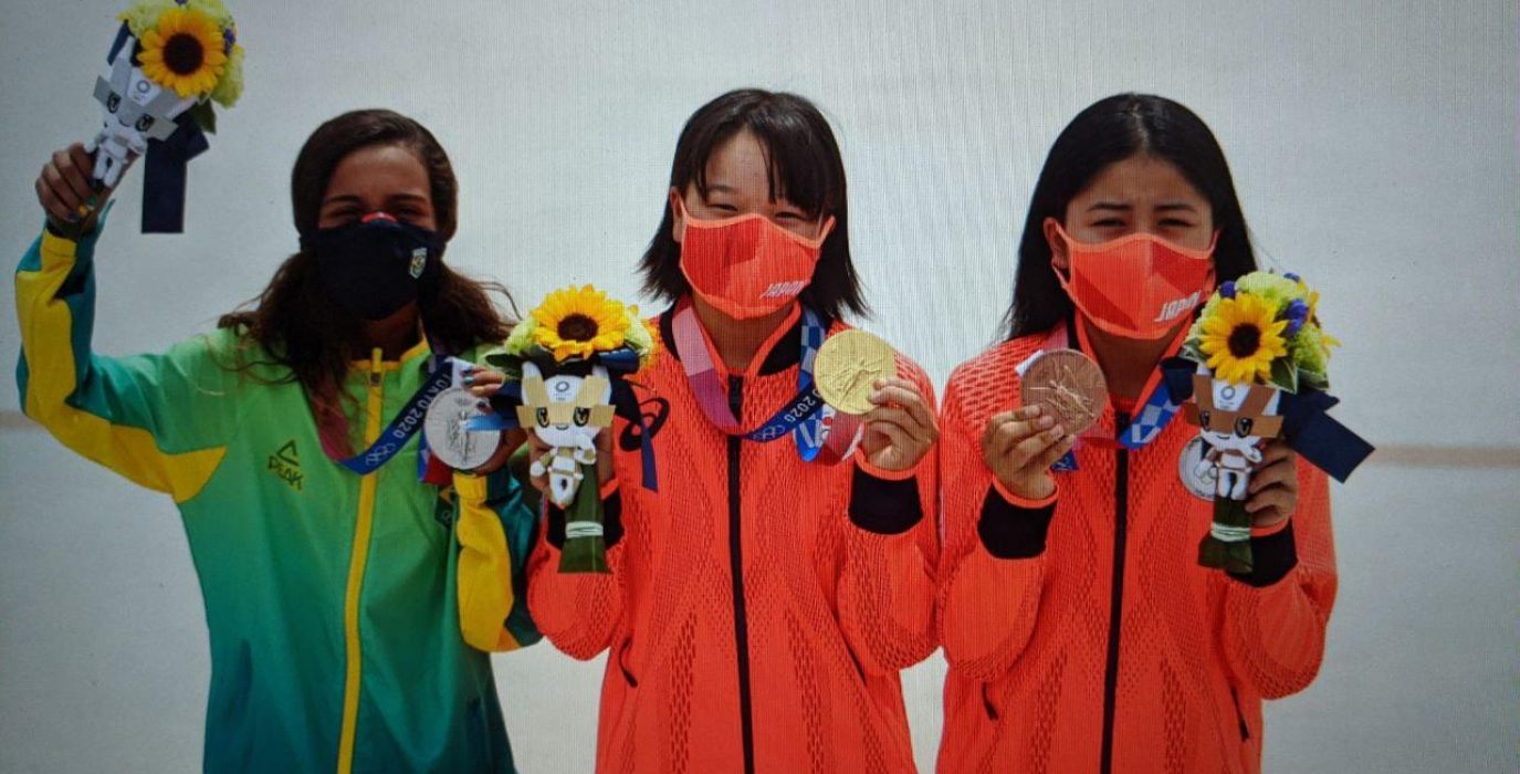De izquierda a derecha: Rayssa Leal (13 años), plata; Momiji Nishiya (13 años), oro; y Funa Nakayama (16 años), bronce.