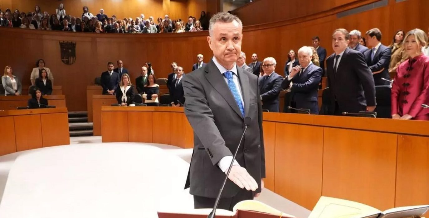 Toma de posesión de Luis Francisco Biendicho Gracia (Vox) como nuevo consejero del Departamento de Medio Ambiente y Turismo del gobierno de coalición trumpista en la DGA | Foto: Cortes de Aragón