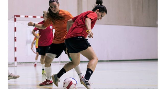 jugadoras de fútbol sala femenino juegan a su deporte