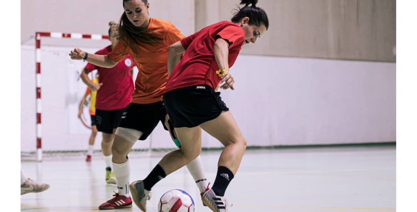 jugadoras de fútbol sala femenino juegan a su deporte