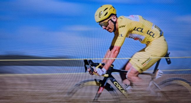 Pogacar cogió el amarillo en la etapa 2, arrebatándoselo a Romain Bardet. Al día siguiente se lo enfundó Carapaz. El esloveno lo recuperó en la etapa 4 | Foto: Captura de pantalla de @LeTour